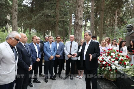 Üzeyir Hacıbəylinin məzarı ziyarət olunub