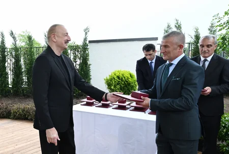 İlham Əliyev və Mehriban Əliyeva Xocalı şəhərinə köçən sakinlərlə görüşüblər - YENİLƏNİB