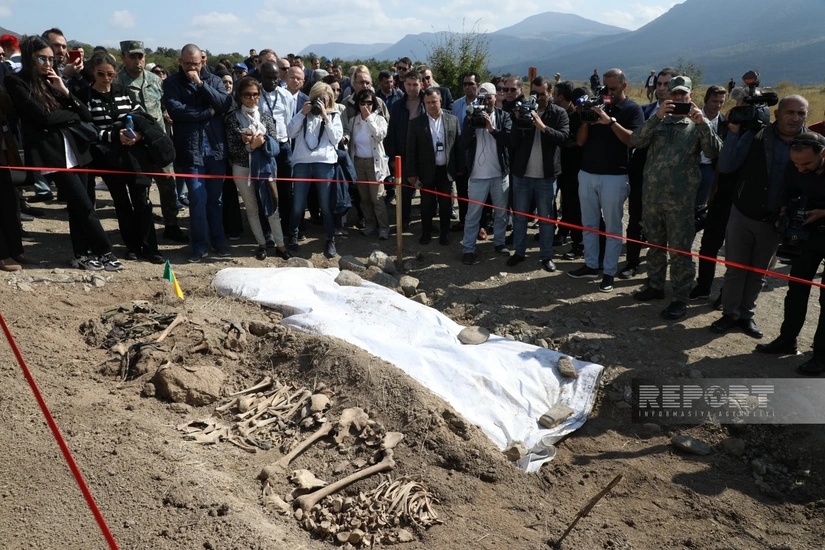 Xarici qonaqlar Sırxavənd kəndində aşkarlanmış kütləvi məzarlığa baxış keçiriblər