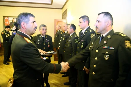 ​Bir qrup hərbi qulluqçuya polkovnik hərbi rütbəsi təqdim olunub