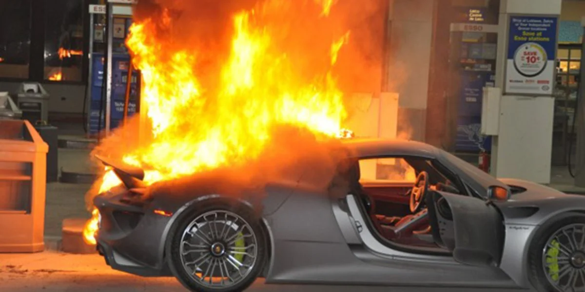 Bakıda Porsche maneəyə çırpılaraq yanıb
