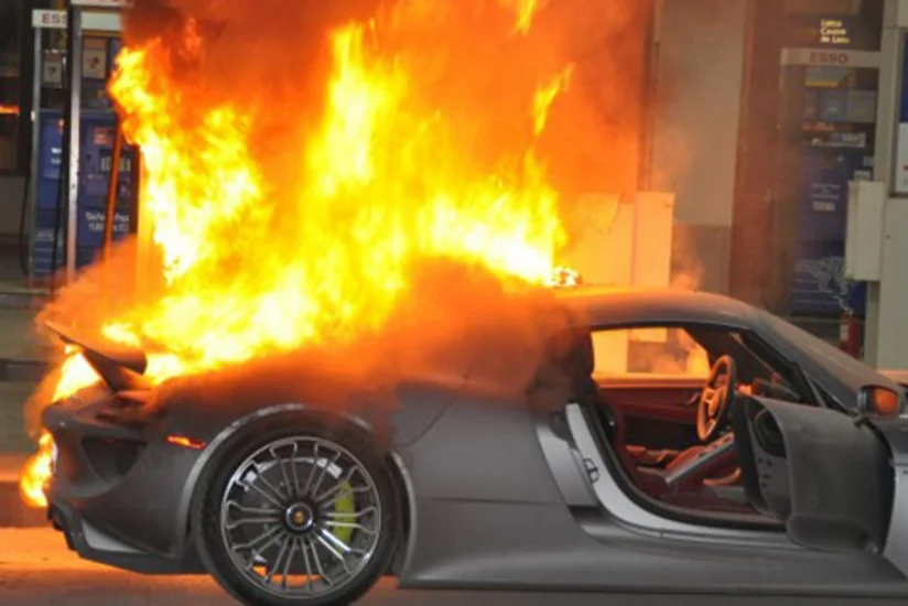 В Баку Porsche сгорел после удара об ограждение