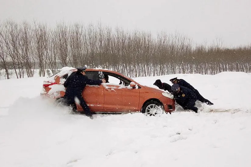 İspaniyaya yağan güclü qar 4 minə yaxın avtomobilin hərəkətini çətinləşdirib
