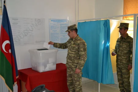 Azərbaycan Ordusunun şəxsi heyəti Prezident seçkiləri səsverməsində iştirak edir - VİDEO