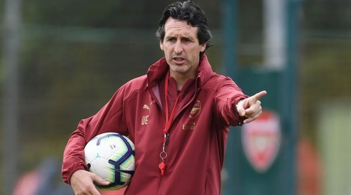 Arsenal klubunun baş məşqçisinin mətbuat konfrasında maraqlı hadisə baş verib - VİDEO
