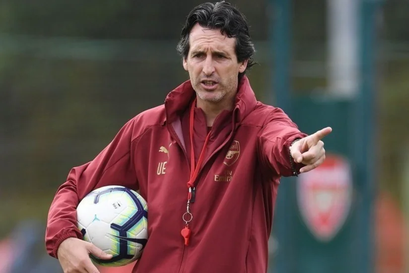 Arsenal klubunun baş məşqçisinin mətbuat konfrasında maraqlı hadisə baş verib - VİDEO
