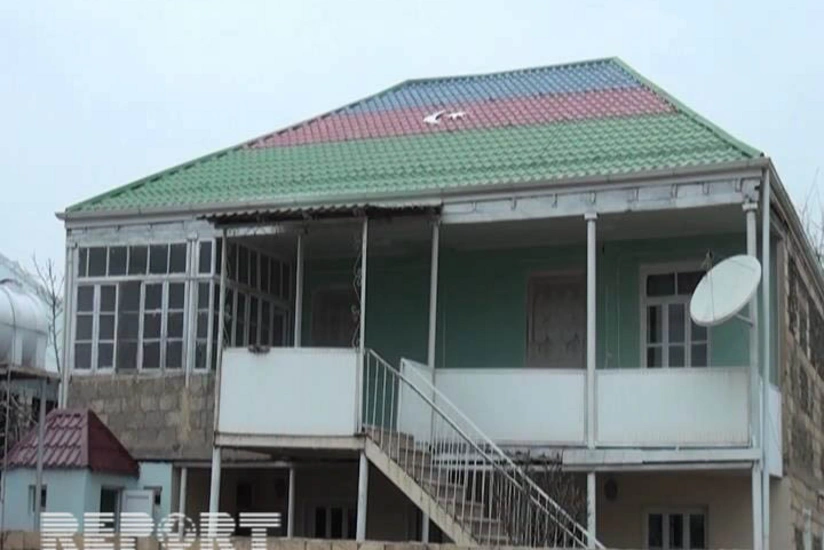 Goranboy sakini evinin dam örtüyünü bayrağa bürüyüb - FOTO