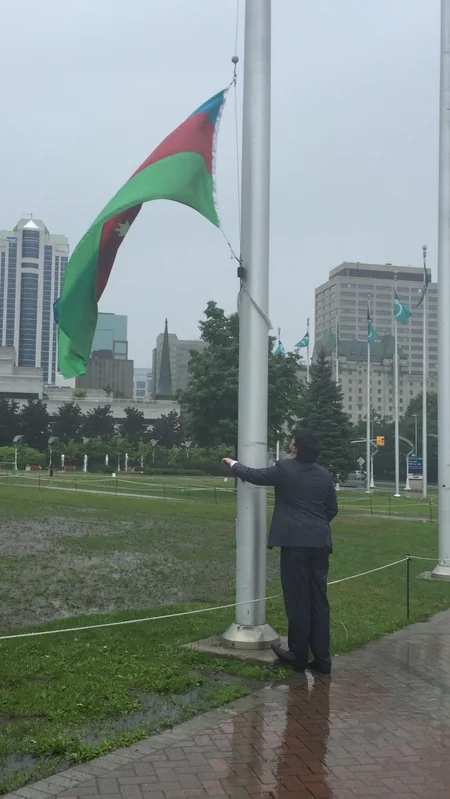 ​Ottava şəhər meriyası önündə Azərbaycan bayrağı qaldırılıb