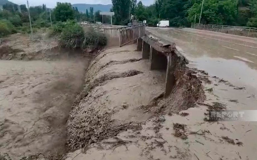 Qubada çay məcrasından çıxıb, Rustov kəndini su basıb
