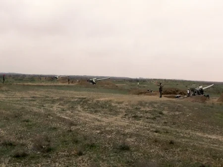 Azərbaycan Ordusunun artilleriya bölmələri cəbhədə atəş mövqelərini tutaraq döyüş atışlarını icra edib - VİDEO