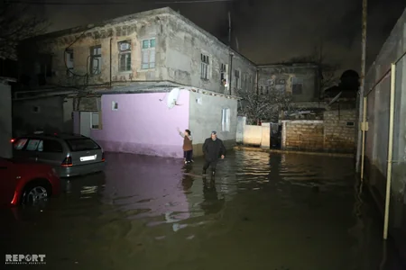 Bakıda borunun partlaması nəticəsində 30-a yaxın ev su altında qalıb, sakinlər təxliyyə ediliblər - VİDEO - YENİLƏNİB