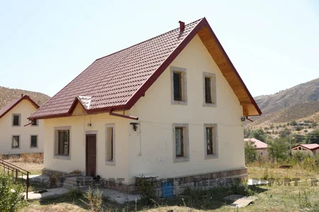 Jurnalistlər Zabux kəndində ermənilərin yandırdığı evlərə baş çəkib
