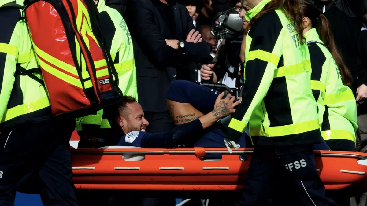 Neymar dörd həftəlik sıradan çıxıb