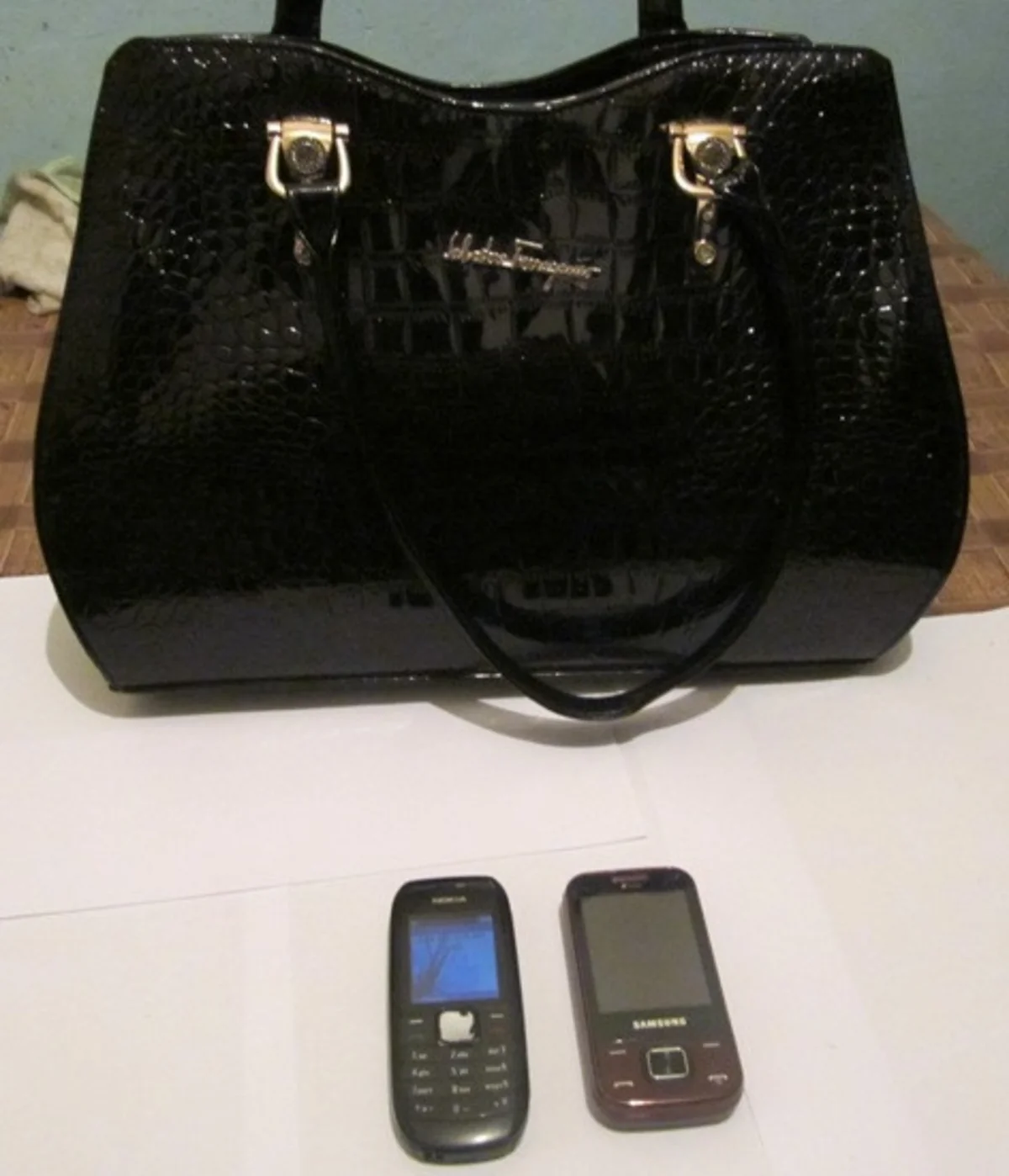 Bakıda həbsdəki qardaşına telefon ötürmək istəyən bacı saxlanılıb