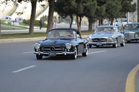 Bakıda Dövlət Bayrağı Günü münasibətilə klassik avtomobillərin paradı keçirilib - FOTOREPORTAJ