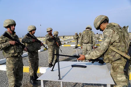 Defense Minister watches combat training classes