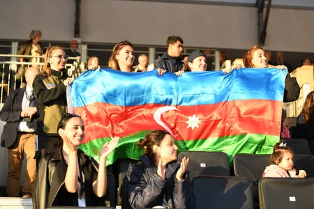 Azərbaycan Britaniya kralına qədim gümüş alətlərin təsvir olunduğu rəsm əsəri hədiyyə edib