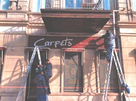 Bakıda tarixi abidələrin üzərindəki qanunsuz reklam lövhələri sökülüb