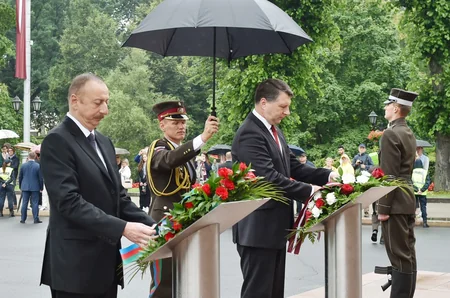 Prezident İlham Əliyev Riqada “Azadlıq” abidəsini ziyarət edib