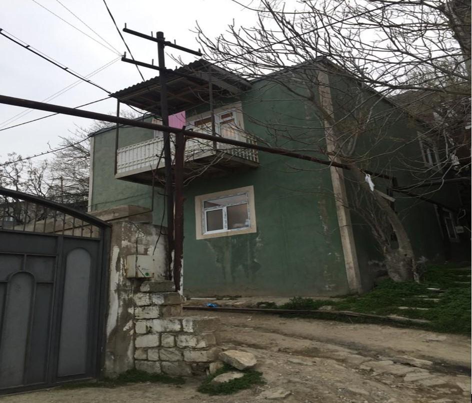 Bibiheybət Neft-Qazçıxarma İdarəsinin 3 saylı Mədən ərazisinin mühafizə zolağında Çernyaxovski 8 ünvanında tikilmiş fərdi yaşayış evi