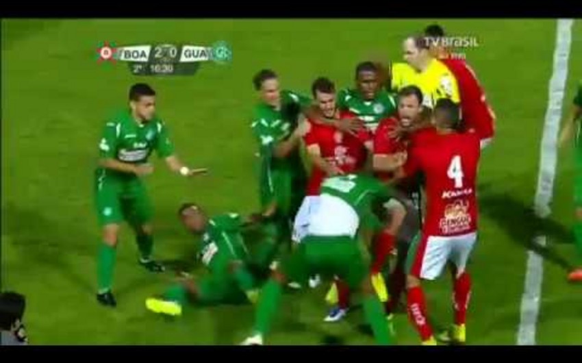 Braziliyada futbol matçı zamanı müdafiəçi hakimi vurub - VİDEO