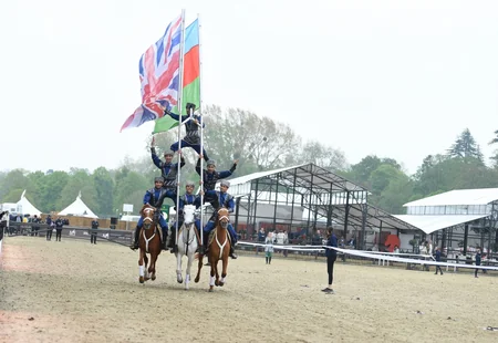 Azərbaycan Britaniya kralına qədim gümüş alətlərin təsvir olunduğu rəsm əsəri hədiyyə edib