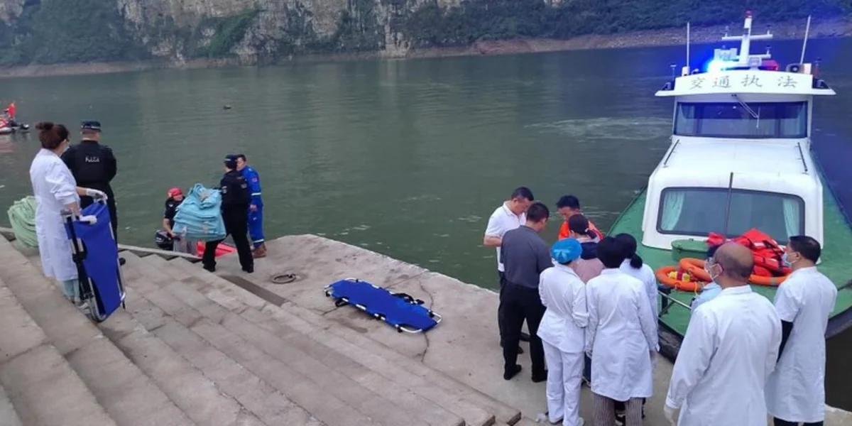 Çinin cənub-qərbində 70 sərnişinli iki gəzinti gəmisi aşıb