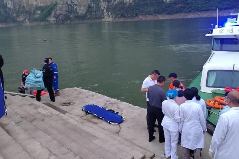 Çinin cənub-qərbində 70 sərnişinli iki gəzinti gəmisi aşıb