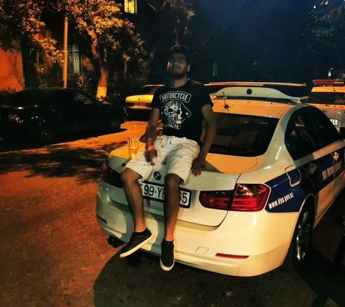 Bakıda polis maşınının üzərində pivə içən şəxs saxlanıldı