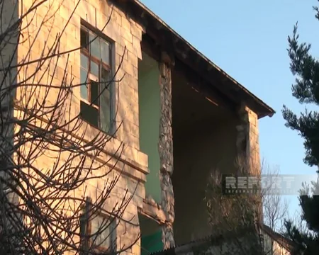 Kürdəmirdə üçmərtəbəli binanın bir hissəsi uçub, sakinlər təhlükə qarşısındadır