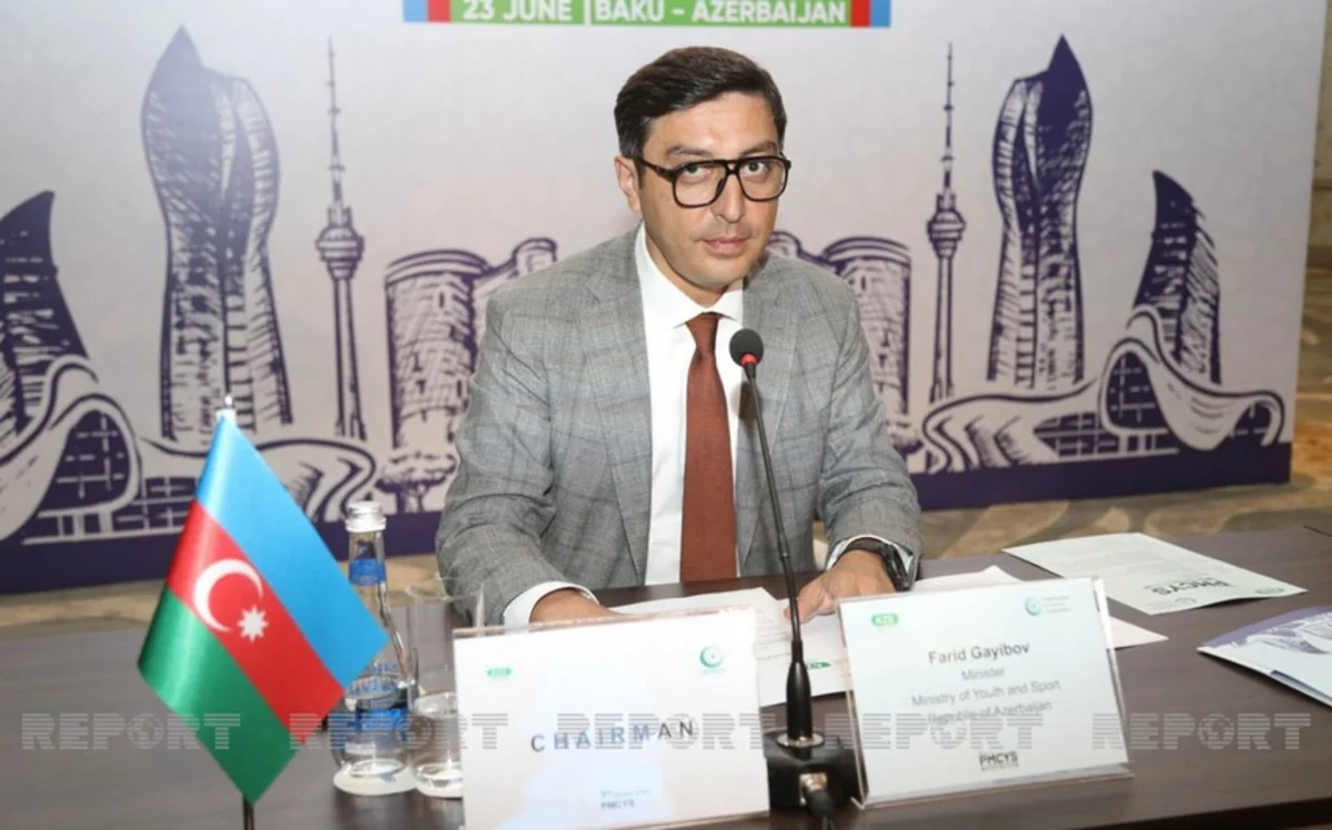 Fərid Qayıbov tarixi medal qazanan üzgüçünü təbrik edib