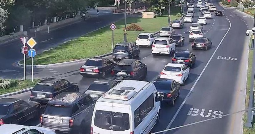 В Баку на нескольких улицах и проспектах затруднено движение транспорта