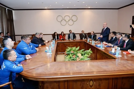 Azər Əliyev pauerliftinq üzrə paralimpiya milli komandasının üzvləri ilə görüşüb
