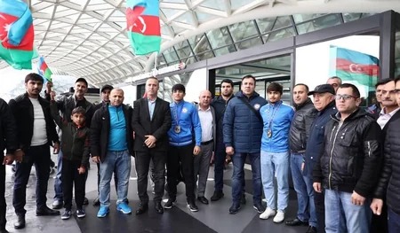 Avropa çempionatında uğur qazanan Azərbaycan cüdoçuları Vətənə qayıdıb - FOTO