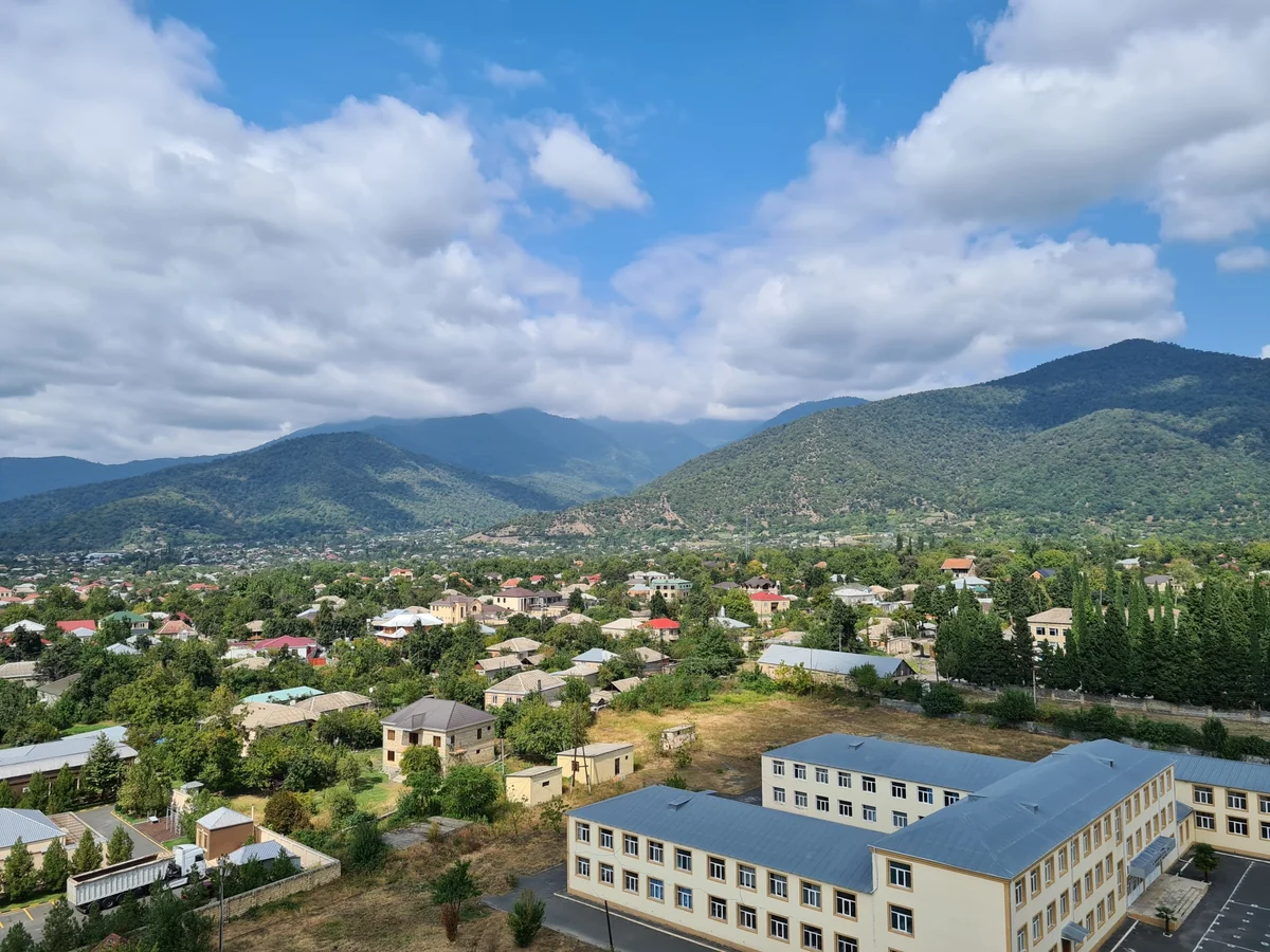 Balakəndə qəzalı vəziyyətdə olan məktəb üçün yeni bina tikilir