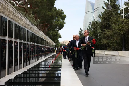 XİN-in rəhbər heyəti Fəxri və Şəhidlər xiyabanlarını ziyarət edib