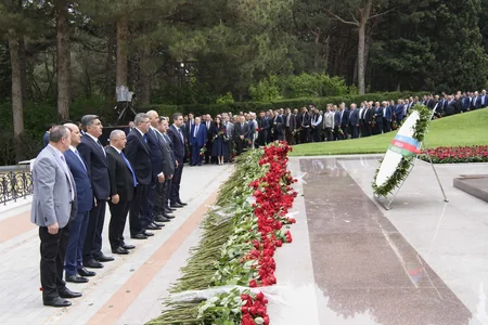 Su Ehtiyatları Agentliyinin kollektivi Heydər Əliyevin məzarını ziyarət edib
