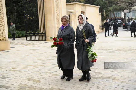 Azərbaycan xalqı Fəxri xiyabanda Ümummilli Liderin məzarını ziyarət edir