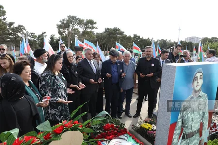 Azərbaycan xalqı antiterror şəhidlərinin məzarlarını ziyarət edir
