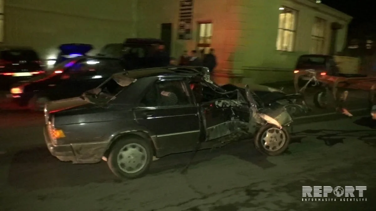 Oğuzda avtomobil ağaca çırpılıb, xəsarət alanlar var - FOTO