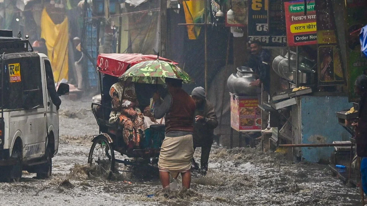 2 killed as sudden rain lashes India's Delhi