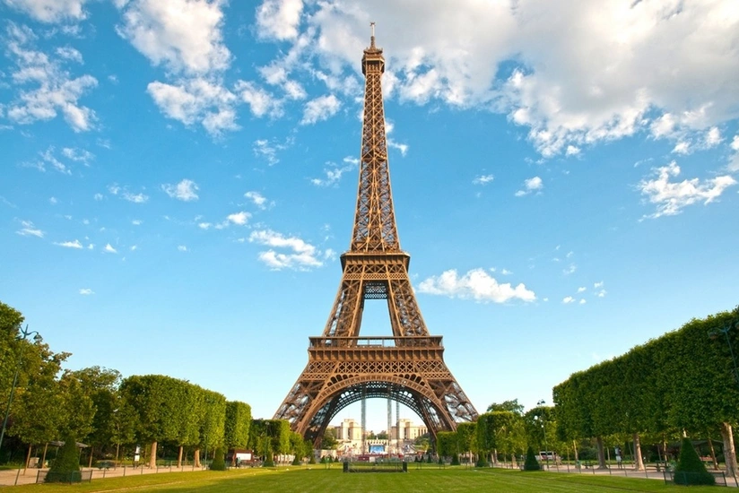 Eiffel Tower resumes its work