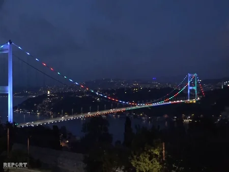 İstanbulun məşhur asma körpüsü Azərbaycan bayrağının rəngləri ilə işıqlanıb - FOTO - VİDEO