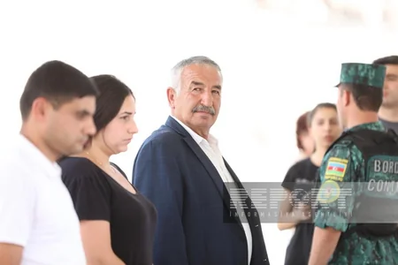 Civilian Armenians move unhindered through Lachin border checkpoint