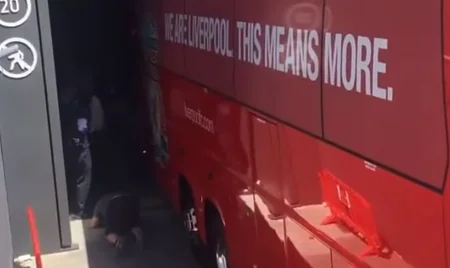 Автобус Ливерпуля застрял в тоннеле на стадионе, где состоится финал Лиги чемпионов