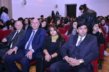 ADU-da “Qayğı ilə addım-addım” adlı maarifləndirici konfrans keçirilib