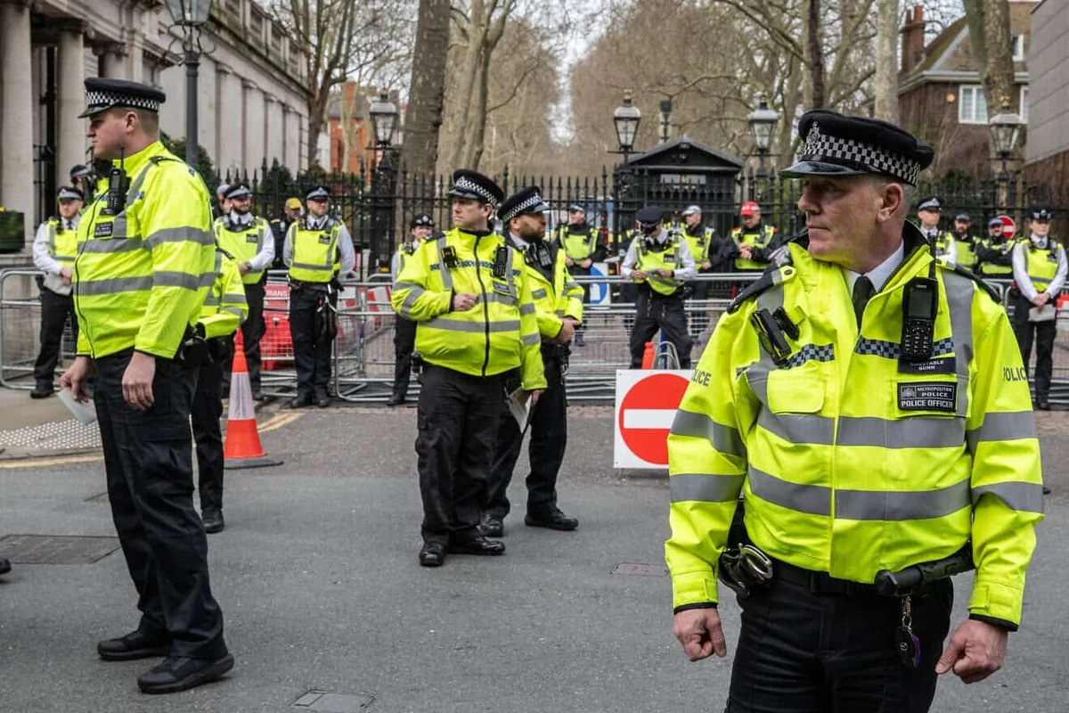 Londonda üç iranlı qanunu pozmaqda ittiham olunublar