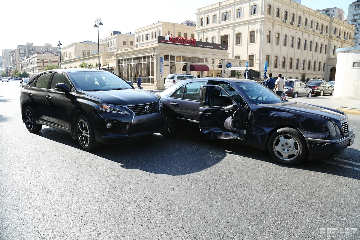 Bakıda Rusiya qeydiyyat nömrəli avtomobil qəza törədib, yaralanan var - FOTO