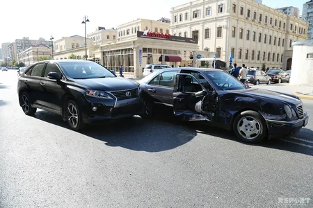 В Баку автомобиль с российскими номерами попал в аварию, есть раненые - ФОТО