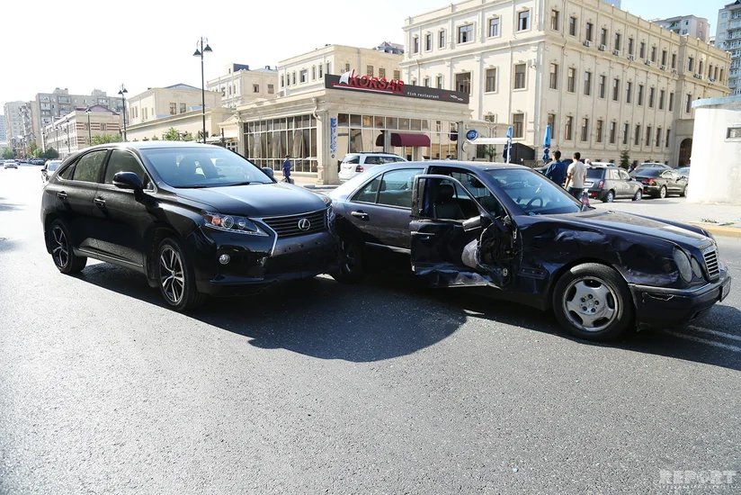 Bakıda Rusiya qeydiyyat nömrəli avtomobil qəza törədib, yaralanan var - FOTO
